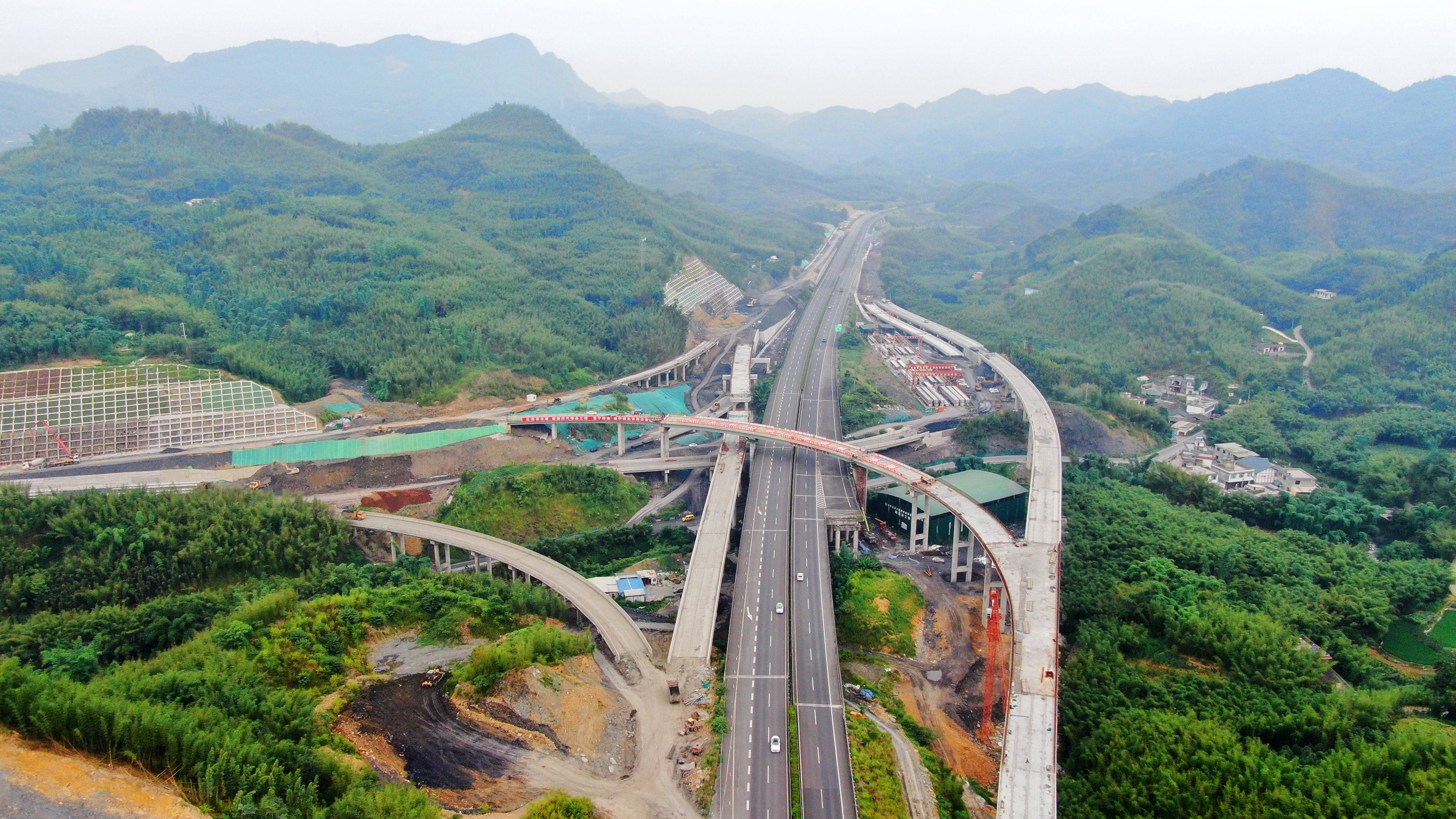 五保一树丨宜威高速公路全线难度最大的钢箱梁施工顺利完成